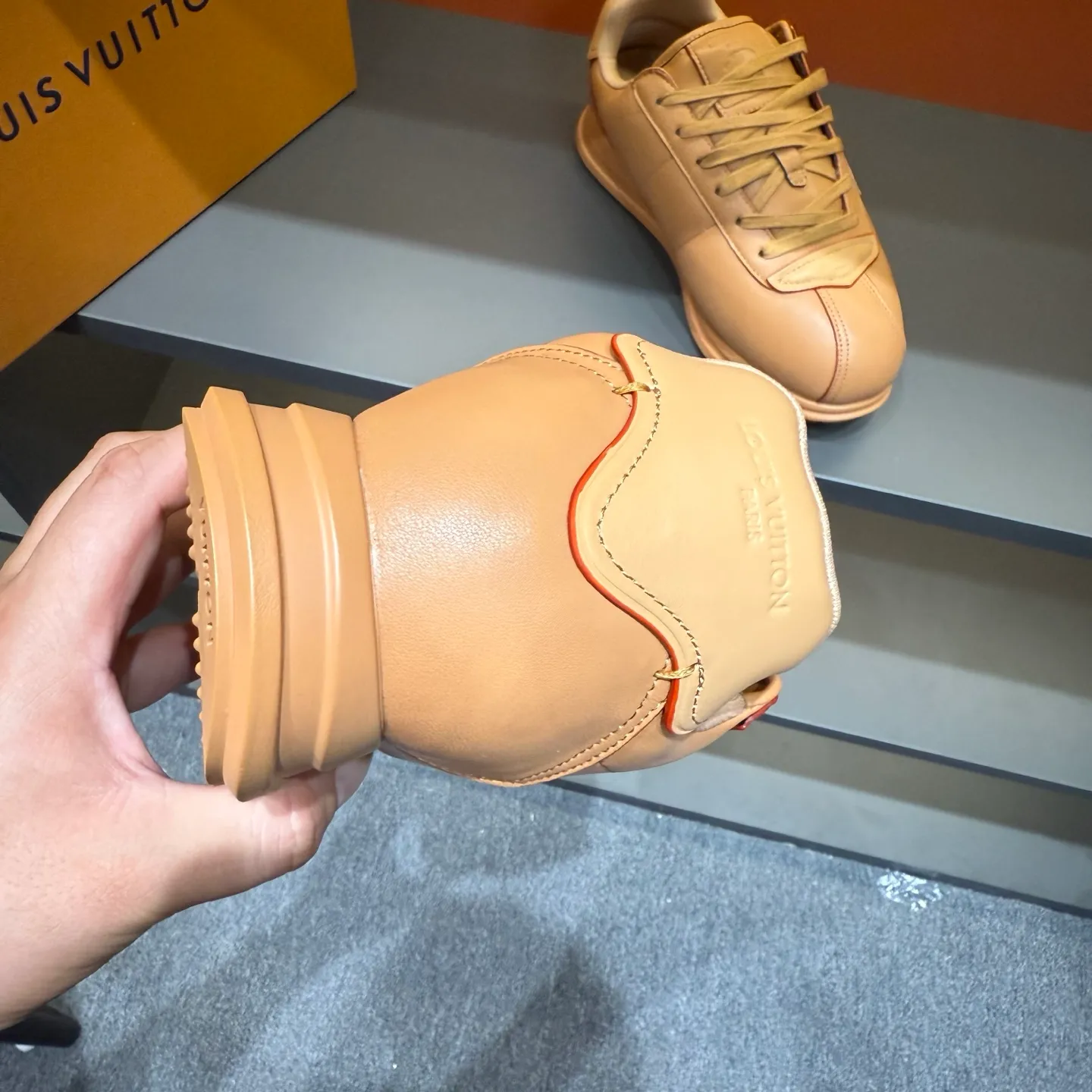 P540 Size 38-45 LV 🫏The colorful interpretation of BUTTERSOFT sneakers combines sheepskin, The colorful interpretation of LV BUTTERSOFT sneakers combines sheepskin and calfskin, bringing a super soft feel. Designed by Pharrell Williams, this '60s-inspired shoe features a padded upper that's been crafted by Louis Vuitton craftsmen to further enhance the comfort of the leather. In addition to the LV initials, it features multiple signatures, including natural leather trim and an embossed pattern of Pharrell Williams and lobster on the side, referencing the Fall/Winter 2025 men’s show. A must-have artifact for fashionistas✅